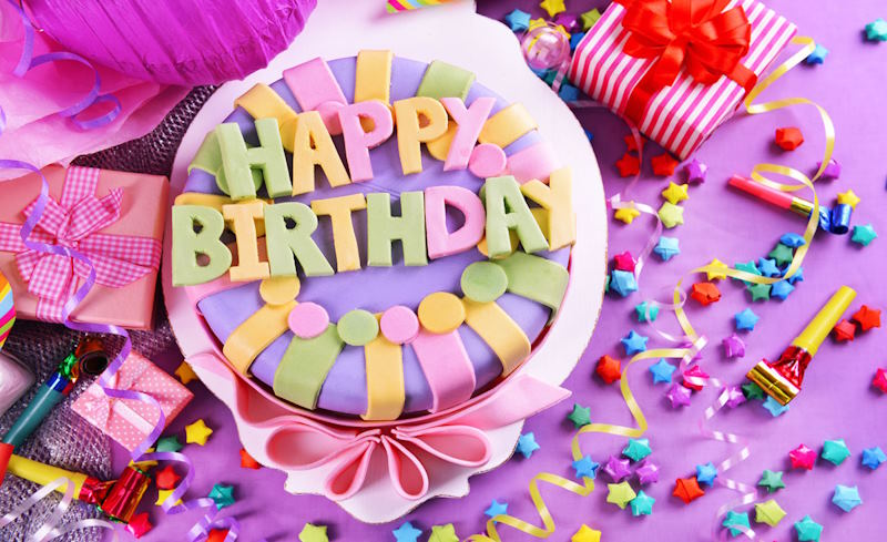 Праздничная открытка на день рождения с красивым тортом и надписью happy birthday